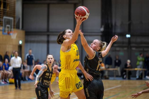 Basketball Berlin 05.11.2022 Saison 2022 2023 1. Bundesliga DBBL Alba Berlin - inexio Royals Saarlouis Maggie Mulligan (Alba, No.00) Monika Jasnowska (Saarlouis, No.15)