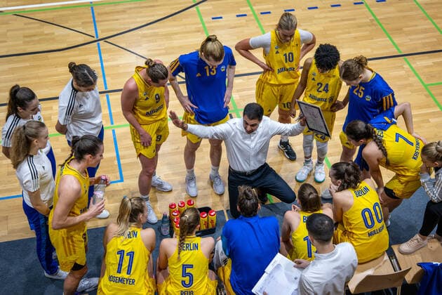 Basketball Berlin 05.11.2022 Saison 2022 2023 1. Bundesliga DBBL Alba Berlin - inexio Royals Saarlouis Cristo Cabrera (Alba, Trainer) Auszeit Alba und andere