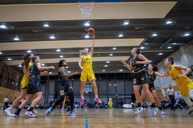 Basketball Berlin 05.11.2022 Saison 2022 2023 1. Bundesliga DBBL Alba Berlin - inexio Royals Saarlouis Nina Rosemeyer (Alba, No.11) Brianna Lee Rollerson (Saarlouis, No.18) Isabelle Spingola (Saarlouis, No.30)
