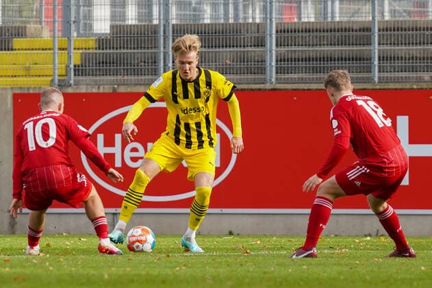 Sonntag, 06.11.2022 Saison 2022 2023 8. Spieltag A-Junioren-Bundesliga, U19-Bundesliga im Paul-Janes-Stadion, Düsseldorf, Germany. Fortuna Düsseldorf 95 U19 - BV Borussia Dortmund U19. Julian Rijkhoff (Borussia Dortmund U19 9)