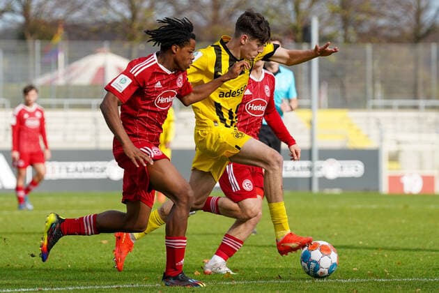 Sonntag, 06.11.2022 Saison 2022 2023 8. Spieltag A-Junioren-Bundesliga, U19-Bundesliga im Paul-Janes-Stadion, Düsseldorf, Germany. Fortuna Düsseldorf 95 U19 - BV Borussia Dortmund U19. Ken Tchouangue, Noa-Gabriel Simic (Borussia Dortmund U19 7)