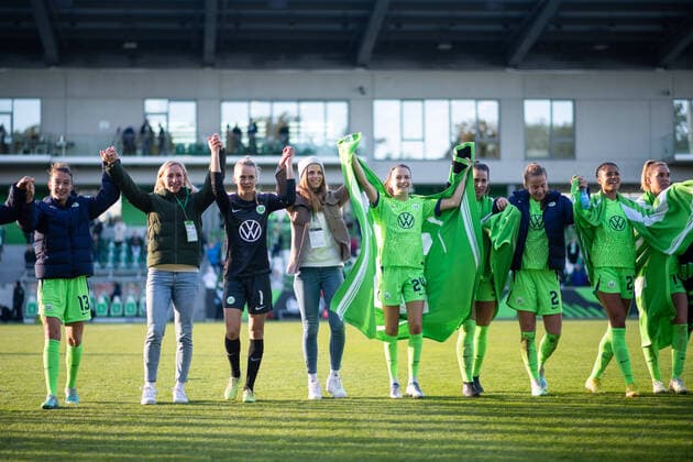 Sport Themen der Woche KW44 Sport Bilder des Tages Felicitas Rauch (VfL Wolfsburg 13), Pauline Bremer (VfL Wolfsburg 7), Merle Frohms (VfL Wolfsburg 1), Tabea Waßmuth (VfL Wolfsburg 28), Joelle Wedemeyer (VfL Wolfsburg 24), Lynn Wilms (VfL Wolfsburg 2), Sveindis Jonsdottir (VfL Wolfsburg 23) jubeln ueber den Sieg und bedanken sich bei den Fans, VfL Wolfsburg vs. MSV Duisburg, Flyeralarm Frauen Bundesliga, 7. Spieltag, 06.11.2022, Spielzeit 2022 2023 VfL Wolfsburg vs. MSV Duisburg, Flyeralarm Frauen Bundesliga, 7. Spieltag, 06.11.2022, Spielzeit 2022 2023 Wolfsburg *** Felicitas Rauch VfL Wolfsburg 13 , Pauline Bremer VfL Wolfsburg 7 , Merle Frohms VfL Wolfsburg 1 , Tabea Waßmuth VfL Wolfsburg 28 , Joelle Wedemeyer VfL Wolfsburg 24 , Lynn Wilms VfL Wolfsburg 2 , Sveindis Jonsdottir VfL Wolfsburg 23 cheer about the victory and thank the fans, VfL Wolfsburg vs MSV Duisburg, Flyeralarm Womens Bundesliga, Matchday 7, 06 11 2022, Season 2022 2023 VfL Wolfsburg vs MSV Duisburg, Flyeralarm Womens Bundesliga, Matchday 7, 06 11 2022, Season 2022 2023 Wolfsburg Copyright: xEibner Memmlerx EP_MMR