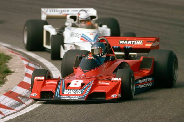 Hans-Joachim Stuck fährt einen Brabham BT45B-Alfa Romeo3,0F12 vor einem Shadow DN8-Ford Cosworth 3.0V8 durch die Tarzan-Bocht in Zandoort im GP1977 *** Hans Joachim Stuck drives a Brabham BT45B Alfa Romeo3,0F12 in front of a Shadow DN8 Ford Cosworth 3 0V8 through the Tarzan Bocht at Zandoort in the GP1977