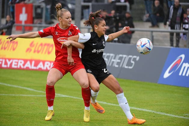 06.11.2022, xhbx, Fussball 1.Bundesliga Damen, Eintracht Frankfurt Frauen - 1.FC Koeln emspor, v.l. Weronika Zawistowska (1.FC Köln Damen), Laura Feiersinger (Eintracht Frankfurt Damen) zautz (DFL DFB REGULATIONS PROHIBIT ANY USE OF PHOTOGRAPHS as IMAGE SEQUENCES and or QUASI-VIDEO) Frankfurt am Main