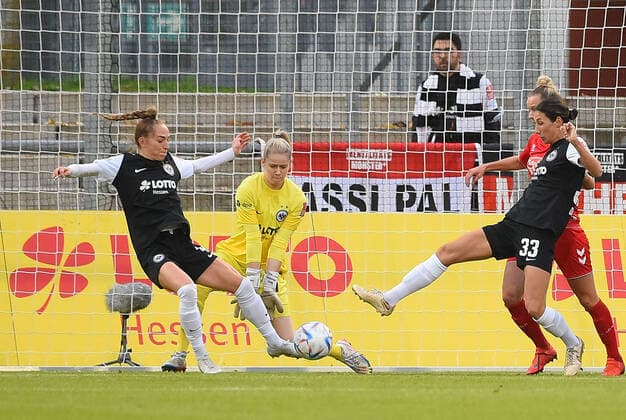 06.11.2022, xhbx, Fussball 1.Bundesliga Damen, Eintracht Frankfurt Frauen - 1.FC Koeln emspor, v.l. Sophia Kleinherne (Eintracht Frankfurt Damen), Stina Johannes (Eintracht Frankfurt Damen), Sara Doorsoun (Eintracht Frankfurt Damen) (DFL DFB REGULATIONS PROHIBIT ANY USE OF PHOTOGRAPHS as IMAGE SEQUENCES and or QUASI-VIDEO) Frankfurt am Main