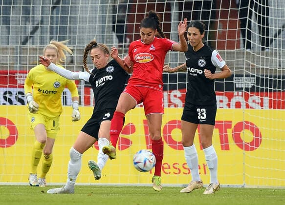 06.11.2022, xhbx, Fussball 1.Bundesliga Damen, Eintracht Frankfurt Frauen - 1.FC Koeln emspor, v.l. Sophia Kleinherne (Eintracht Frankfurt Damen), Manjou Wilde (1.FC Köln Damen), Sara Doorsoun (Eintracht Frankfurt Damen) (DFL DFB REGULATIONS PROHIBIT ANY USE OF PHOTOGRAPHS as IMAGE SEQUENCES and or QUASI-VIDEO) Frankfurt am Main