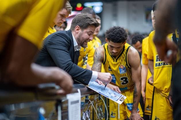 Josh King (MHP Riesen Ludwigsburg, Head-Coach), GER, MHP Riesen Ludwigsburg vs. Hamburg Towers, Basketball, Bundesliga, easycredit BBL, Spieltag 6, Spielzeit 2022 2023, 06.11.2022, GER, MHP Riesen Ludwigsburg vs. Hamburg Towers, Basketball, Bundesliga, easycredit BBL, Spieltag 6, Spielzeit 2022 2023, 06.11.2022 Ludwigsburg Copyright: xEibner-Pressefoto SaschaxWaltherx EP_EER