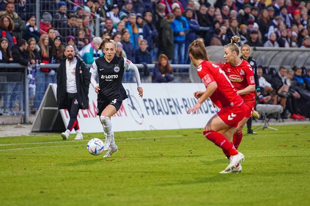 Frankfurt, Germany, November 6th 2022: Sophia Kleinherne (4 Frankfurt) controls the ball during the FLYERALARM Frauen-Bundesliga match between Eintracht Frankfurt and 1. FC Koeln at the Stadium at Brentanobad in Frankfurt am Main, Germany. (Norina Toenges Sports Press Photo SPP) Copyright: xNorinaxToenges SportsxPressxPhotx spp-en-NoToPrPh-SGE - FCK-04424