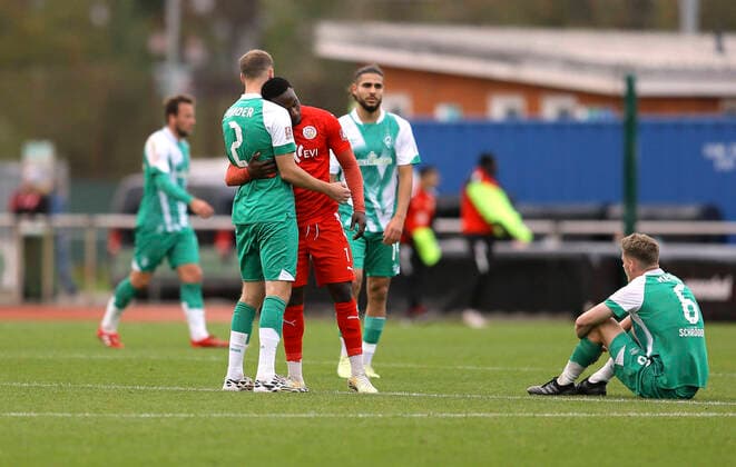 Sport Themen der Woche KW44 Foto : Verlierer und Sieger Arm in Arm ..... Fred Mc Mensah Quarshie (Hildesheim) umarmt Tim Justin Dietrich Fussball Regionalliga Nord am So. 06.11.2022 Werder Bremen II - Eintracht Hildesheim *** Photo loser and winner arm in arm Fred Mc Mensah Quarshie Hildesheim hugs Tim Justin Dietrich Football Regionalliga Nord on Sun 06 11 2022 Werder Bremen II Eintracht Hildesheim