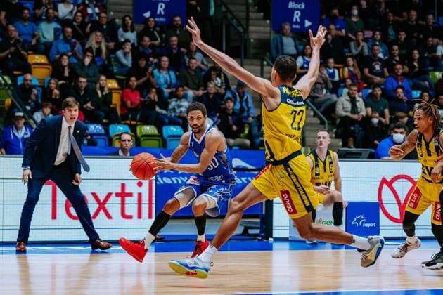 J.J. Frazier (Fraport Skyliners, 30) vor T.J Holyfield (EWE Baskets Oldenburg, 22) und Pedro Calles (EWE Baskets Oldenburg, Headcoach) im Hintergrund, GER, Fraport Skyliners vs Basketball Loewen Braunschweig, Basketball, easycredit BBL, Hauptrunde, 5. Spieltag, Saison 2022 2023, 30.10.2022, ¨ Fraport Skyliners vs EWE Baskets Oldenburg, Basketball, easycredit BBL, Hauptrunde, 6. Spieltag, Saison 2022 2023, 06.11.2022 Frankfurt am Main Copyright: xEibner-Pressefoto DmitrijxZibartx EP_DZT