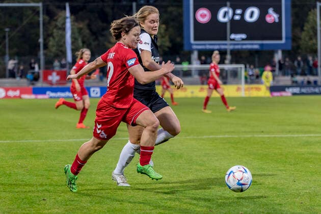 Flyeralarm Frauen Bundesliga: Eintracht Frankfurt - 1. FC Köln, Stadion am Brentanobad, Frankfurt, 06.11.2022 Alicia Gudorf ( 12, 1. FC Koeln) & Sjoeke Nüsken (Eintracht Frankfurt 8), Eintracht Frankfurt - 1. FC Köln, Frankfurt, Stadion am Brentanobad, 6.11.2022 Copyright: xBEAUTIFULxSPORTS Gawlikx