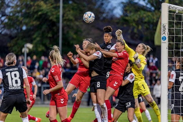 Flyeralarm Frauen Bundesliga: Eintracht Frankfurt - 1. FC Köln, Stadion am Brentanobad, Frankfurt, 06.11.2022 -8- & Camilla Küver (Eintracht Frankfurt 23) & Stina Johannes (Eintracht Frankfurt 1) & Jana Beuschlein ( 23, 1. FC Koeln), Eintracht Frankfurt - 1. FC Köln, Frankfurt, Stadion am Brentanobad, 6.11.2022 Copyright: xBEAUTIFULxSPORTS Gawlikx