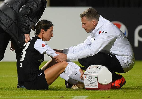 06.11.2022, xhbx, Fussball 1.Bundesliga Damen, Eintracht Frankfurt Frauen - 1.FC Koeln emspor, v.l. Sara Doorsoun (Eintracht Frankfurt Damen) verletzt, Verletzung, (DFL DFB REGULATIONS PROHIBIT ANY USE OF PHOTOGRAPHS as IMAGE SEQUENCES and or QUASI-VIDEO) Frankfurt am Main