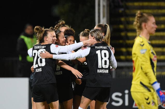 06.11.2022, xhbx, Fussball 1.Bundesliga Damen, Eintracht Frankfurt Frauen - 1.FC Koeln emspor, v.l. Torjubel, Goal celebration, celebrate the goal 1:0 durch Shekiera Martinez (Eintracht Frankfurt Damen) (DFL DFB REGULATIONS PROHIBIT ANY USE OF PHOTOGRAPHS as IMAGE SEQUENCES and or QUASI-VIDEO) Frankfurt am Main