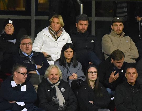 06.11.2022, xhbx, Fussball 1.Bundesliga Damen, Eintracht Frankfurt Frauen - 1.FC Koeln emspor, v.l. Axel Hellmann (Eintracht Frankfurt), Martina Voss-Tecklenburg, Sportvorstand Markus Krösche (Eintracht Frankfurt) (DFL DFB REGULATIONS PROHIBIT ANY USE OF PHOTOGRAPHS as IMAGE SEQUENCES and or QUASI-VIDEO) Frankfurt am Main