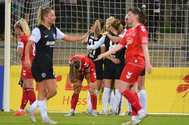 06.11.2022, xhbx, Fussball 1.Bundesliga Damen, Eintracht Frankfurt Frauen - 1.FC Koeln emspor, v.l. Spielerinnen nach dem Abpfiff (DFL DFB REGULATIONS PROHIBIT ANY USE OF PHOTOGRAPHS as IMAGE SEQUENCES and or QUASI-VIDEO) Frankfurt am Main