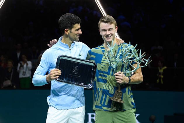 Bilder des Jahres, Sport 11 November Sport Themen der Woche KW44 Holger Rune ( DEN ) - Novak Djokovic ( SRB ) TENNIS : Rolex Paris Masters - Paris - 06 11 2022 FedericoPestellini Panoramic 