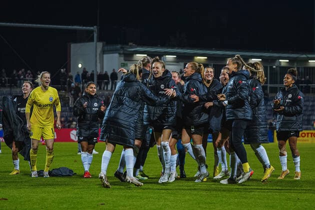 Frankfurt, Germany, November 6th 2022: Players of Eintracht Frankfurt celebrate the win after the FLYERALARM Frauen-Bundesliga match between Eintracht Frankfurt and 1. FC Koeln at the Stadium at Brentanobad in Frankfurt am Main, Germany. (Norina Toenges Sports Press Photo SPP) Copyright: xNorinaxToenges SportsxPressxPhotx spp-en-NoToPrPh-SGE - FCK-04660