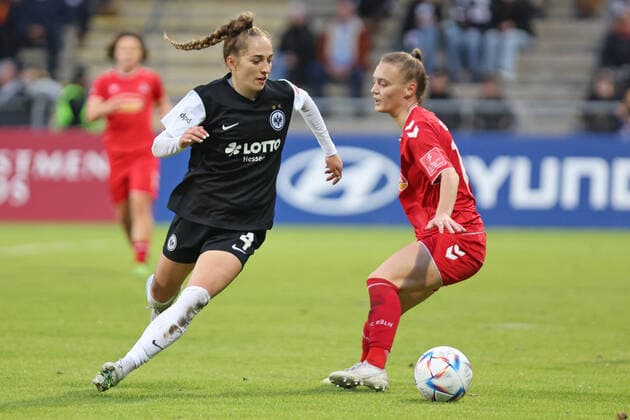 Sophia Kleinherne (Eintracht Frankfurt Frauen, Nr. 4) im Strafraum sehr aktiv , Eintracht Frankfurt Frauen - 1. FC Köln Frauen, Fussball Bundesliga Frauen, 1. Bundesliga, Frauen Bundesliga, Saison 2022 2023, 6.11.2022, Frauen Bundesliga Flyeralarm, Flyeralarm Frauen-Bundesliga -