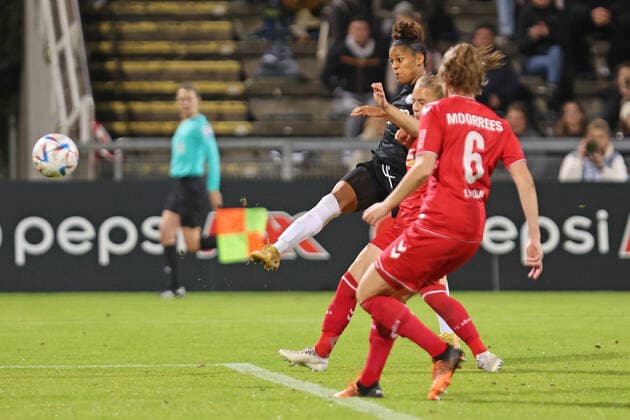 Tor zum 1:0 durch Shekiera Martinez (Eintracht Frankfurt Frauen, Nr. 9) , Eintracht Frankfurt Frauen - 1. FC Köln Frauen, Fussball Bundesliga Frauen, 1. Bundesliga, Frauen Bundesliga, Saison 2022 2023, 6.11.2022, Frauen Bundesliga Flyeralarm, Flyeralarm Frauen-Bundesliga -