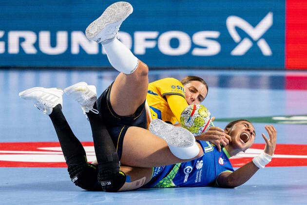 Sport Themen der Woche KW44 Sport Bilder des Tages 221106 Carin Strömberg of Sweden and Elizabeth Omoregie of Slovenia during the EHF Women s European Championship, EM, Europameisterschaft handball match between Sweden and Slovenia on November 6, 2022 in Celje. Photo: Mathilda Ahlberg BILDBYRAN COP 240 MA0332 handball handboll handball bbeng em handball-em handbolls-em ehf handball european championship european handball championship 2022 european championship 2022 sverige sweden slovenien slovenia dam *** 221106 Carin Strömberg of Sweden and Elizabeth Omoregie of Slovenia during the EHF Womens European Championship handball match between Sweden and Slovenia on November 6, 2022 in Celje Photo Mathilda Ahlberg BILDBYRAN COP 240 MA0332 handball handball handball bbeng em handball em handballs em ehf handball european championship european handball championship 2022 european championship 2022 sweden sweden slovenia slovenia lady,  Copyright: MATHILDAxAHLBERG BB221106ZV031