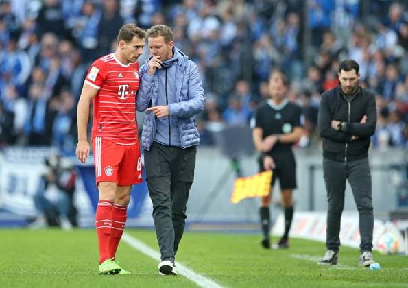 05.11.2022, Fussball 1. Bundesliga 2022 2023, 13. Spieltag, Hertha BSC Berlin - FC Bayern München, im Olympiastadion Berlin. (L-R) Leon Goretzka (Bayern München) und Trainer Julian Nagelsmann (Bayern München)