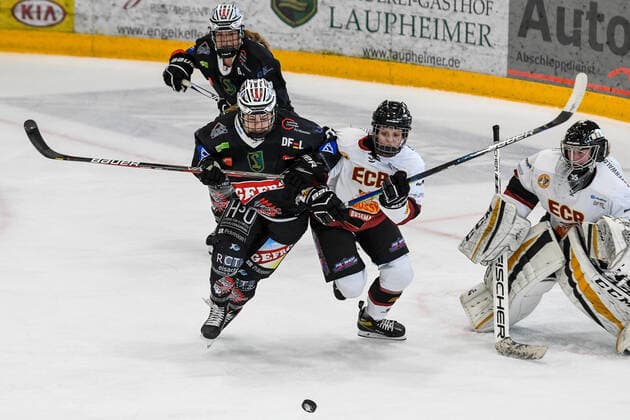 Sport Themen der Woche KW44 Sport Bilder des Tages GER, DFEL, ECDC Memmingen Indians vs EC Bergkamener Bären Baeren 06.11.2022, Eissporthalle am Huehnerberg, Memmingen, GER, DFEL, ECDC Memmingen Indians vs EC Bergkamener Bären Baeren, im Bild Alyssa Hulst (Memmingen, 67), Julia Kohberg (Bergkamen, 9), Pia Surke (Bergkamen, 35) *** GER, DFEL, ECDC Memmingen Indians vs EC Bergkamener Bären Baeren 06 11 2022, Eissporthalle am Huehnerberg, Memmingen, GER, DFEL, ECDC Memmingen Indians vs EC Bergkamener Bären Baeren, in picture Alyssa Hulst Memmingen, 67 , Julia Kohberg Bergkamen, 9 , Pia Surke Bergkamen, 35 nordphotoxGmbHx xHafner nph00200
