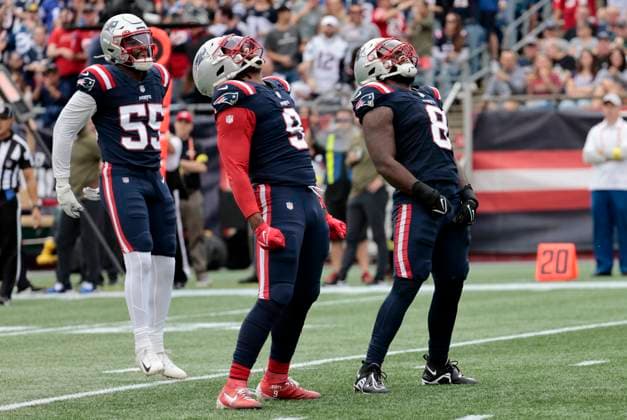 Sport Themen der Woche KW44 Sport Bilder des Tages FOXBOROUGH, MA - NOVEMBER 06: New England Patriots outside linebacker Matt Judon (9) and middle linebacker Ja Whaun Bentley (8) celebrate another sack during a game between the New England Patriots and the Indianapolis Colts on November 6, 2022, at Gillette Stadium in Foxborough, Massachusetts. (Photo by Fred Kfoury III Icon Sportswire) NFL, American Football Herren, USA NOV 06 Colts at Patriots Icon482221106013