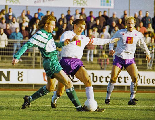 RECORD DATE NOT STATED Aus 2. BL. Saison 1992 93 Vfl Wolfsburg - VfL Osnabrück 2:0 am 05.12.1992. Im Foto: WOB Spieler Stefan Holze gegen OS Kpt- Claus-Dieter Wollitz *** From 2 BL season 1992 93 Vfl Wolfsburg VfL Osnabrück 2 0 on 05 12 1992 In photo WOB player Stefan Holze against OS Kpt Claus Dieter Wollitz