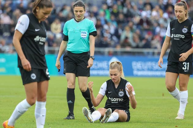 Angelika Soeder,Schiedsrichter in,(SR),Freigang Laura,(Eintracht Frankfurt, 10),Pawollek Tanja,(Eintracht Frankfurtc, 31), GER, Eintracht Frankfurt gegen FC Koeln,Fussball, Frauen, Bundesliga,7. Spieltag,Spielzeit 2022 2023, 06.11.2022, (DFL DFBB REGULATIONS PROBHIT ANY USE OF PHOTOGRAPHERS as IMAGE SEQUENCES and or QUASI-VIDEO ) , GER, Eintracht Frankfurt gegen FC Koeln,Fussball, Frauen, Bundesliga,7. Spieltag,Spielzeit 2022 2023, 06.11.2022, Frankfurt Copyright: xEibner-Pressefoto UlrichxScherbax EP_EER