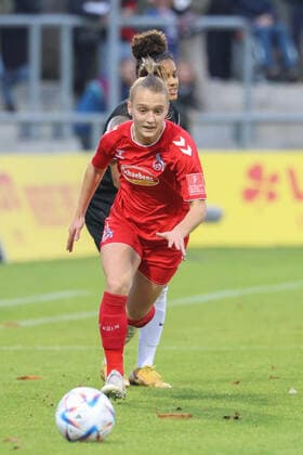 Gavric Andrea,(FC Koeln, 18),Martinez Shekiera,(Eintracht Frankfurt, 9), GER, Eintracht Frankfurt gegen FC Koeln,Fussball, Frauen, Bundesliga,7. Spieltag,Spielzeit 2022 2023, 06.11.2022, (DFL DFBB REGULATIONS PROBHIT ANY USE OF PHOTOGRAPHERS as IMAGE SEQUENCES and or QUASI-VIDEO ) , GER, Eintracht Frankfurt gegen FC Koeln,Fussball, Frauen, Bundesliga,7. Spieltag,Spielzeit 2022 2023, 06.11.2022, Frankfurt Copyright: xEibner-Pressefoto UlrichxScherbax EP_EER