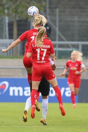 Beck Sharon,(FC Koeln, 10),Puntigam Sarah,(FC Koeln, 17), GER, Eintracht Frankfurt gegen FC Koeln,Fussball, Frauen, Bundesliga,7. Spieltag,Spielzeit 2022 2023, 06.11.2022, (DFL DFBB REGULATIONS PROBHIT ANY USE OF PHOTOGRAPHERS as IMAGE SEQUENCES and or QUASI-VIDEO ) , GER, Eintracht Frankfurt gegen FC Koeln,Fussball, Frauen, Bundesliga,7. Spieltag,Spielzeit 2022 2023, 06.11.2022, Frankfurt Copyright: xEibner-Pressefoto UlrichxScherbax EP_EER