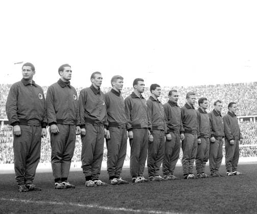 BRD Deutschland - Österreich 2:2 19.11.1958 Mannschaft Deutschland von links : Helmut Rahn, Torwart Hans Tilkowski , Horst Eckel, Karl-Heinz Schnellinger, Aki Schmidt, Herst Szymaniak, Herbert Erhardt , Helmut Haller , Georg Stollenwerk , Uwe Seeler und Helmut Kapitulski *** FRG Germany Austria 2 2 19 11 1958 Team Germany from left Helmut Rahn, goalkeeper Hans Tilkowski , Horst Eckel, Karl Heinz Schnellinger, Aki Schmidt, Herst Szymaniak, Herbert Erhardt , Helmut Haller , Georg Stollenwerk , Uwe Seeler and Helmut Kapitulski HM