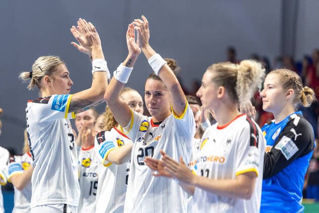 Bilder des Jahres, Sport 11 November Sport Themen der Woche KW45 Handball I Frauen I Europameisterschaft 2022 I Vorrunde I Deutschland - Montenegro I 07.11.2022 Luisa Schulze (33, Deutsche Nationalmannschaft) und Emily Bölk (20, Deutsche Nationalmannschaft) nach dem Spiel, enttäuscht Podgorica Bemax Arena Montenegro *** Handball I Women I European Championship 2022 I Preliminary Round I Germany Montenegro I 07 11 2022 Luisa Schulze 33, German national team and Emily Bölk 20, German national team after the game, disappointed Podgorica Bemax Arena Montenegro Copyright: xLobeca PatrickxSuephkex