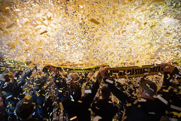 Sport Themen der Woche KW45 Sport Bilder des Tages Fußball, BK Häcken feiert schwedische Meisterschaft 221107 Konfettiregn under guldfirandet pa Kvilletorget efter vinsten i Allsvenskan den 7 november 2022 i Göteborg. *** 221107 Confetti rain during the gold celebration at Kvilletorget after the win in the Allsvenskan on November 7, 2022 in Gothenburg,  Copyright: MICHAELxERICHSEN BB221107MI007