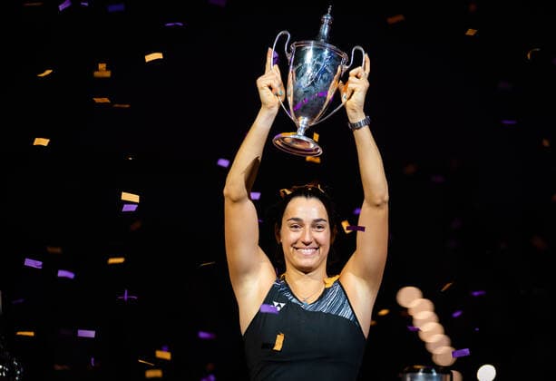 November 7, 2022, FORT WORTH, TEXAS, UNITED STATES: Caroline Garcia of France poses with the champions trophy after winning the final of the 2022 WTA, Tennis Damen Finals Fort Worth tennis tournament against Aryna Sabalenka of Belarus FORT WORTH UNITED STATES - ZUMAa181 20221107_zaa_a181_073 Copyright: xRobxPrangex
