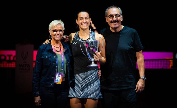 November 7, 2022, FORT WORTH, TEXAS, UNITED STATES: Caroline Garcia of France poses with her parents after the final of the 2022 WTA, Tennis Damen Finals Fort Worth tennis tournament against Aryna Sabalenka of Belarus FORT WORTH UNITED STATES - ZUMAa181 20221107_zaa_a181_078 Copyright: xRobxPrangex