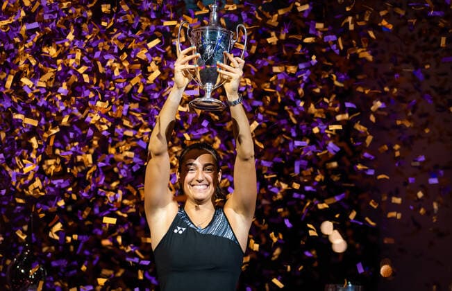 November 7, 2022, FORT WORTH, TEXAS, UNITED STATES: Caroline Garcia of France poses with the champions trophy after winning the final of the 2022 WTA, Tennis Damen Finals Fort Worth tennis tournament against Aryna Sabalenka of Belarus FORT WORTH UNITED STATES - ZUMAa181 20221107_zaa_a181_071 Copyright: xRobxPrangex