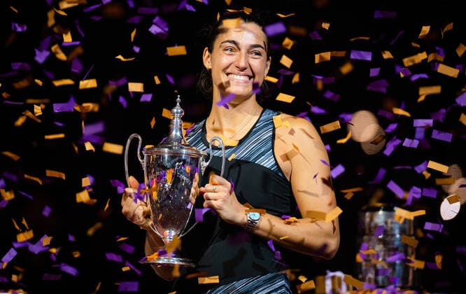 November 7, 2022, FORT WORTH, TEXAS, UNITED STATES: Caroline Garcia of France poses with the champions trophy after winning the final of the 2022 WTA, Tennis Damen Finals Fort Worth tennis tournament against Aryna Sabalenka of Belarus FORT WORTH UNITED STATES - ZUMAa181 20221107_zaa_a181_072 Copyright: xRobxPrangex
