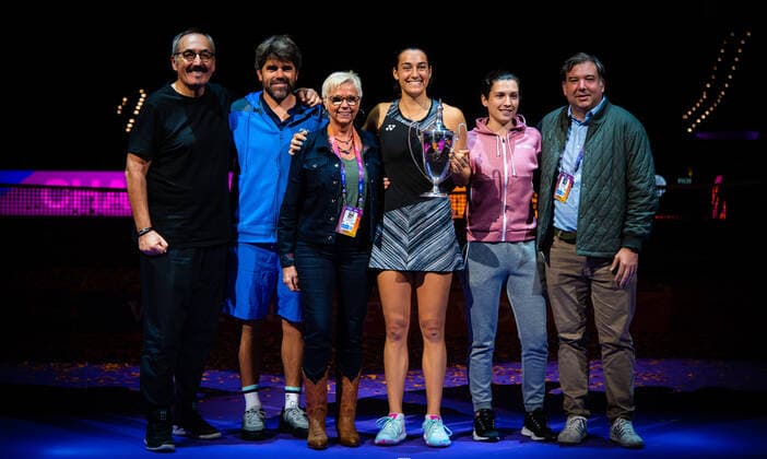 November 7, 2022, FORT WORTH, TEXAS, UNITED STATES: Caroline Garcia of France poses with her team after the final of the 2022 WTA, Tennis Damen Finals Fort Worth tennis tournament against Aryna Sabalenka of Belarus FORT WORTH UNITED STATES - ZUMAa181 20221107_zaa_a181_077 Copyright: xRobxPrangex
