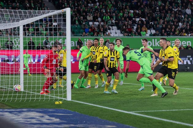 Sport Themen der Woche KW45 Sport Bilder des Tages 08.11.2022, Fussball, Saison 2022 2023, 1. Bundesliga, 14. Spieltag, VfL Wolfsburg - Borussia Dortmund, Mickey van de Ven (VfL Wolfsburg) schießt das Tor zum 1:0, xRHR-FOTO DEx *** 08 11 2022, Football, 2022 2023 season, 1 Bundesliga, Matchday 14, VfL Wolfsburg Borussia Dortmund, Mickey van de Ven VfL Wolfsburg scores the goal to 1 0, xRHR PHOTO DEx Copyright: DennisxEwert RHR-FOTOx RHR-FOTO DE