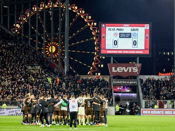 Bilder des Jahres, Sport 11 November Sport Themen der Woche KW45 Sport Bilder des Tages Unentschieden. FC St. Pauli vs. Holstein Kiel, 2. Fussball Bundesliga, Millerntor Stadion, Hamburg, Spielzeit 2022 2023, 16.Spieltag, 08.11.2022 DFL REGULATIONS PROHIBIT ANY USE OF PHOTOGRAPHS AS IMAGE SEQUENCES AND OR QUASI-VIDEO Foto:EIBNER Stephanie Zerbe FC St. Pauli vs. Holstein Kiel, 2. Bundesliga, Hamburg, Spielzeit 2022 2023, 16.Spieltag, 08.11.2022 Hamburg *** Draw FC St Pauli vs Holstein Kiel, 2 Bundesliga, Millerntor Stadion, Hamburg, Spielzeit 2022 2023, 16 Spieltag, 08 11 2022 DFL REGULATES PROHIBIT ANY USE OF PHOTOGRAPHS AS IMAGE SEQUENCES AND OR QUASI VIDEO Foto EIBNER Stephanie Zerbe FC St Pauli vs Holstein Kiel, 2 Bundesliga, Hamburg, Spielzeit 2022 2023, 16 Spieltag, 08 11 2022 Hamburg Copyright: xStephaniexZerbe xEibner-Pressefox EP_EER