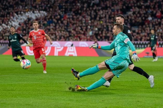 Sport Bilder des Tages Manuel Neuer (Torwart, FC Bayern Muenchen, 1) vor Oliver Burke (SV Werder Bremen, 9) am Ball. GER, FC Bayern Muenchen gegen SV Werder Bremen Fussball, Bundesliga, 14. Spieltag, Spielzeit 2022 2023, 08.11.2022. (DFL DFB REGULATIONS PROHIBIT ANY USE OF PHOTOGRAPHS as IMAGE SEQUENCES and or QUASI-VIDEO). GER, FC Bayern Muenchen gegen SV Werder Bremen Fussball, Bundesliga, 14. Spieltag, Spielzeit 2022 2023, 08.11.2022 Muenchen *** Manuel Neuer goalkeeper, FC Bayern Muenchen, 1 in front of Oliver Burke SV Werder Bremen, 9 on the ball GER, FC Bayern Muenchen vs SV Werder Bremen football, Bundesliga, 14 Spieltag, Spielzeit 2022 2023, 08 11 2022 DFL DFB REGULATES PROHIBIT ANY USE OF PHOTOGRAPHS as IMAGE SEQUENCES and or QUASI VIDEO GER, FC Bayern Muenchen vs SV Werder Bremen football, Bundesliga, 14 Spieltag, Spielzeit 2022 2023, 08 11 2022 Muenchen Copyright: xEibner-Pressefoto HeikexFeinerx EP_HFR