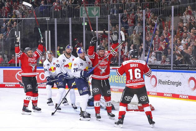 Sport Themen der Woche KW45 Sport Bilder des Tages 08.11.2022, Lanxess-Arena Köln, Eishockey, Penny DEL Saison 2022 2023, Kölner Haie - EHC Red Bull München: Die haie jubeln nach dem Treffer zum 3:1 durch David McIntyre von Kölner Haie NRW Deutschland *** 08 11 2022, Lanxess Arena Cologne, ice hockey, penny DEL season 2022 2023, Kölner Haie EHC Red Bull München The haie cheer after scoring the 3 1 by David McIntyre of Kölner Haie NRW Germany