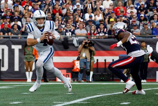 FOXBOROUGH, MA - NOVEMBER 06: Indianapolis Colts quarterback Sam Ehlinger (4) rolls from New England Patriots safety Kyle Dugger (23) during a game between the New England Patriots and the Indianapolis Colts on November 6, 2022, at Gillette Stadium in Foxborough, Massachusetts. (Photo by Fred Kfoury III Icon Sportswire) NFL, American Football Herren, USA NOV 06 Colts at Patriots Icon482221106207