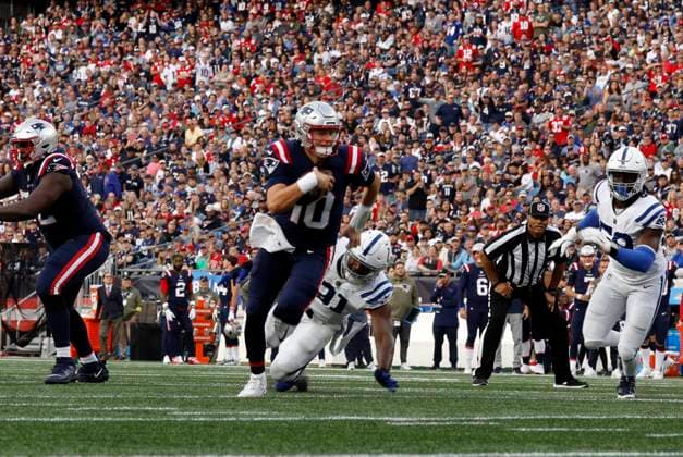 FOXBOROUGH, MA - NOVEMBER 06: New England Patriots quarterback Mac Jones (10) takes off on a keeper during a game between the New England Patriots and the Indianapolis Colts on November 6, 2022, at Gillette Stadium in Foxborough, Massachusetts. (Photo by Fred Kfoury III Icon Sportswire) NFL, American Football Herren, USA NOV 06 Colts at Patriots Icon482221106220