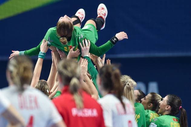 Sport Themen der Woche KW45 Sport Bilder des Tages Handball, Frauen, EM, Polen - Montenegro 2022.11.09 Podgorica Pilka reczna EHF EURO 2022 Mistrzostwa Europy w pilce recznej kobiet Grupa D Polska - Czarnogora N z Jovanka Radicevic, radosc, wygrana, zwyciestwo Foto Marcin Bulanda PressFocus 2022.11.09 Podgorica Handball EHF Women s EURO 2022 Phase Group D Polska - Czarnogora Jovanka Radicevic, radosc, wygrana, zwyciestwo Credit: Marcin Bulanda PressFocus NEWSPIX.PL --- Newspix.pl  20221109PF_MB688