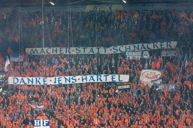 Rostock, Deutschland 09. November 2022: 2. BL - 2022 2023 - FC Hansa Rostock vs. 1. FC Nuernberg Banner auf der Südtribüne Macher statt Schnacker, Danke Jens Härtel DFL regulations prohibit any use of photographs as image sequences and or quasi-video. Copyright: xFotostandx xVoelkerx