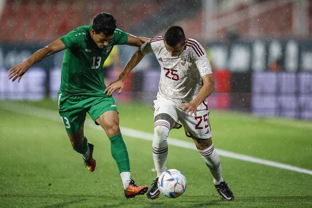 RECORD DATE NOT STATED Seleccion Mexicana 2022 Mexico 4-0 Irak (L-R), Ahmad Abd Al Hussain of Iraq and Roberto Alvarado of Mexico during the game Mexico (Mexican national team, Nationalteam vs Iraq, friendly match of preparation prior to the start of the FIFA World Cup, WM, Weltmeisterschaft, Fussball Qatar 2022, at Montilivi Municipal Stadium, on November 9, 2022. <br><br> (I-D), Ahmad Abd Al Hussain de Irak y Roberto Alvarado de Mexico durante el partido Mexico (Seleccion Nacional Mexicana) vs Irak,amistoso de preparacion previo al inicio de la Copa Mundial de la FIFA Qatar 2022, en el Estadio Municipal de Montilivi, el 9 de noviembre de 2022. GIRONA ESPANA ESPANA Copyright: xXavixBonillax 20221109181341_SM_MEX_IRA_ALVARADO85