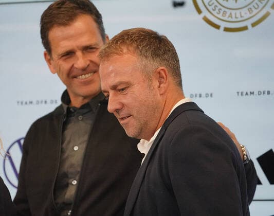 10.11.2022, DFB-Campus, Frankfurt, Pressekonferenz zur Kaderbekanntgabe der A-Nationalmannschaft , im Bild Pressekonferenz zur Kaderbekanntgabe der A-Nationalmannschaft Team-Manager Oliver Bierhoff (Deutschland), Trainer Hansi Flick (Deutschland) Frankfurt DFB-Campus Hessen Deutschland